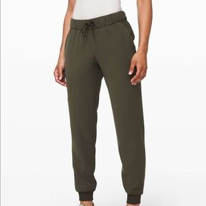 lululemon on the fly joggers 28 inch NWT
